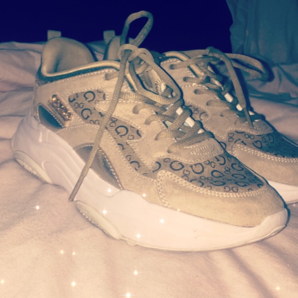 Guess gym shoes🌛
